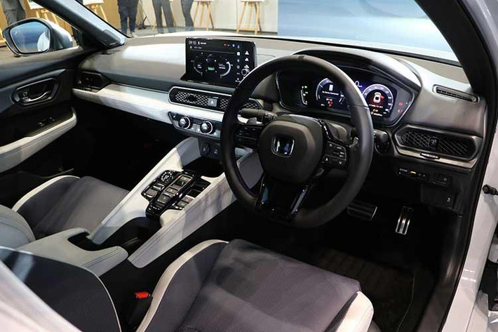 Để đảm bảo khả năng kiểm soát ổn định ở tốc độ cao, Honda đã trang bị cho Prelude e:HEV hàng loạt phụ tùng hiệu năng cao thường thấy trên các dòng xe đua đường phố. Hệ thống treo trước dạng Dual-Axis Strut kết hợp cùng giảm chấn thích ứng giúp xe vận hành linh hoạt và chính xác trong từng khúc cua.