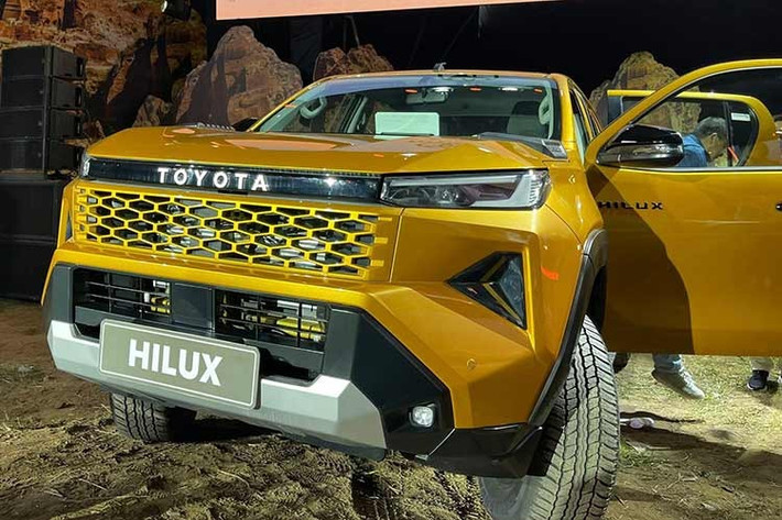 Đặc biệt, việc bổ sung bậc lên xuống phía sau và tích hợp tính năng hỗ trợ đóng/mở thùng hàng bằng điện trên các bản cao cấp giúp việc bốc dỡ hàng hóa trở nên thuận tiện và nhẹ nhàng hơn đáng kể.