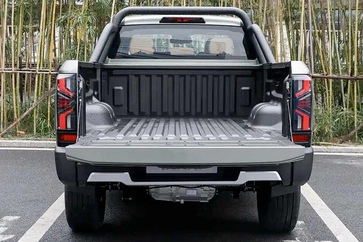 Trong khi đó, thiết kế của Rely 08 EV không khác nhiều so với phiên bản dùng động cơ đốt trong. Điểm khác biệt dễ nhận thấy nhất là cổng sạc cỡ lớn đặt ở lưới tản nhiệt phía trước, ngay bên dưới logo của thương hiệu. Theo truyền thông Trung Quốc, Chery sẽ cung cấp mẫu xe bán tải điện này với hai loại thùng là tiêu chuẩn và kéo dài.