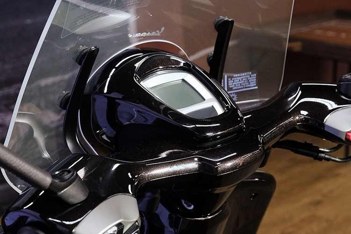 Được biết, hầu hết những chiếc Vespa 946 Horse 2026 trong lô xe đầu tiên về Việt Nam hiện đã có chủ, nhà phân phối của hãng xe Ý tại Việt Nam dự kiến sẽ nhập khẩu thêm nhưng không cho biết số lượng cụ thể. Chính vì số lượng xe về Việt Nam khá ít, do đó giá bán Vespa 946 Horse 2026 cũng biến động mạnh giống như nhiều phiên bản trước đây.