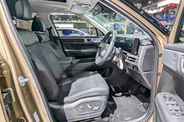 Nội thất xe được bọc da với ghế trước chỉnh điện, làm mát và sưởi; hàng ghế thứ hai dạng thương gia có chỉnh điện và chế độ thư giãn; trong khi hàng ghế thứ ba có thể gập 50:50 để mở rộng không gian chứa đồ. Bản cao cấp có thêm cửa sổ trời toàn cảnh, cụm đồng hồ kỹ thuật số 12,3 inch, ghế lái nhớ vị trí, hỗ trợ lưng 4 hướng và sạc không dây kép.