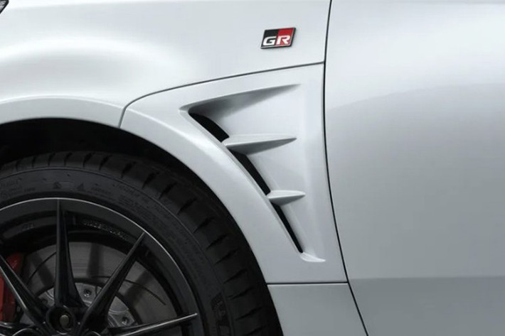 Xe cũng được trang bị cánh lướt gió trước giúp giảm lực nâng và tăng độ bám mặt đường, cùng hốc thoát khí ở vòm bánh trước nhằm cải thiện cảm giác lái và sự ổn định khi vào cua.