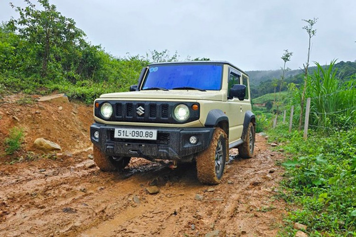 Suzuki Jimny ﻿Trong tháng 6/2025, Suzuki Jimny nằm ở vị trí cuối cùng trong top 10 ôtô bán ế thị trường Việt Nam. Tuy nhiên, sang tháng 7/2025, mẫu xe này đã tụt xuống vị trí thứ 5 với doanh số chỉ 17 chiếc, giảm đến 48,4%. Điểm yếu của Suzuki Jimny tại Việt Nam nằm ở giá cao, kích thước, trang bị tiện nghi và an toàn của xe chưa tương xứng giá bán. Ngoài ra, xe còn có nguồn cung hạn chế vì nhập khẩu nguyên chiếc từ Nhật Bản.