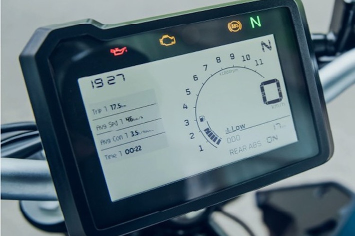 Với 160 Duke, KTM trang bị cụm đồng hồ LCD 5 inch có khả năng kết nối Bluetooth cùng các tính năng kết nối điện thoại thông minh khác như nhận cuộc gọi, phát nhạc và dẫn đường từng chặng.