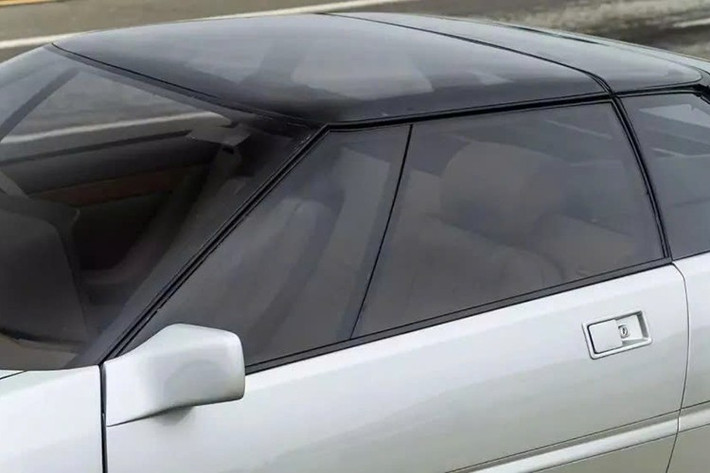 Điều gì làm cho nó trở nên đặc biệt? Mặc dù sử dụng cùng khung gầm với Esprit, Etna được trang bị công nghệ tiên tiến, bao gồm hệ thống treo chủ động lấy từ chiến dịch Công thức 1 của Lotus. Hệ thống treo này ra mắt lần đầu trên chiếc Lotus 92 vào năm 1983.