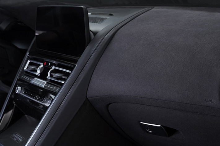 Nội thất còn được tô điểm thêm nhiều chi tiết lấy cảm hứng từ di sản, bao gồm đường khâu ba màu, dòng chữ M850i đặc trưng của Edition trên giá để cốc và bệ cửa, cùng tấm biển số trên bảng điều khiển trung tâm.