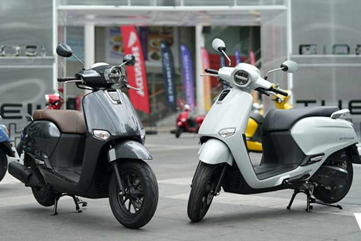 Honda Giorno+ 2026 phiên bản nâng cấp sở hữu diện mạo mới, nâng tầm phong cách cùng 7 màu sắc thời thượng, vừa được ra mắt tại Thái Lan. Dòng xe tay ga Honda Giorno+ cũng được người hâm mộ tại thị trường Việt Nam biết tới từ lâu.