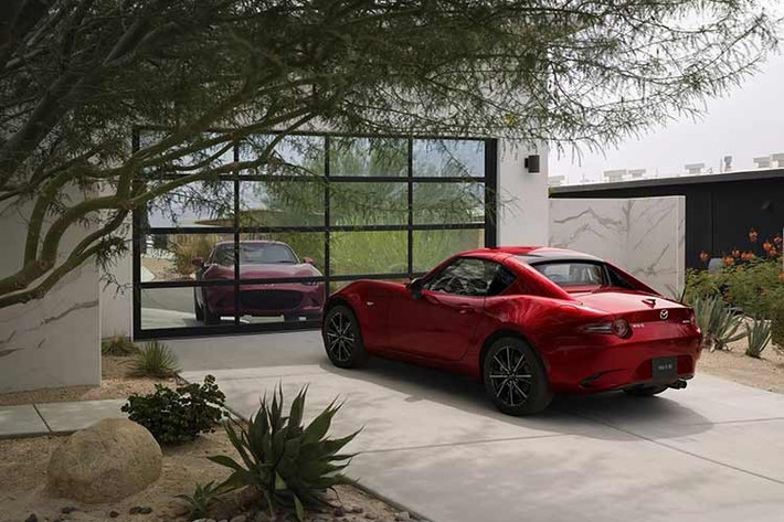 Thế hệ thứ 4 kỷ niệm 10 năm của Mazda MX-5 Miata đã có mặt tại Mỹ (ra mắt từ năm 2016), đến năm 2026 MX-5 Miata đã nhận được một số cập nhật, chủ yếu tập trung vào tinh chỉnh nội thất.