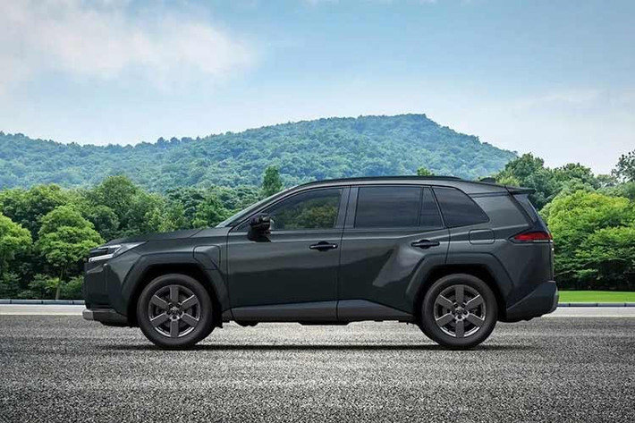 Ở thế hệ cũ, Suzuki Across 2026 chỉ khác biệt nhẹ so với Toyota RAV4 ở phần đầu xe. Trong khi đó, thế hệ mới gần như giống hệt Toyota RAV4 Adventure, hay còn gọi là Woodland Edition tại thị trường Mỹ. Điều này đồng nghĩa với việc Across 2026 không có các phiên bản Core hay GR Sport như Toyota RAV4.