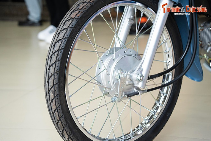 Honda Super Cub 50 Final Edition sở hữu vành căm 17 inch sử dụng cho cả bánh trước và bánh sau, kết hợp phanh tang trống. Xe có trọng lượng khoảng 96 kg. Bình xăng Cub 50 sản xuất tại Nhật nói chung đều có lẫy bảo vệ và mở bằng chìa khóa.