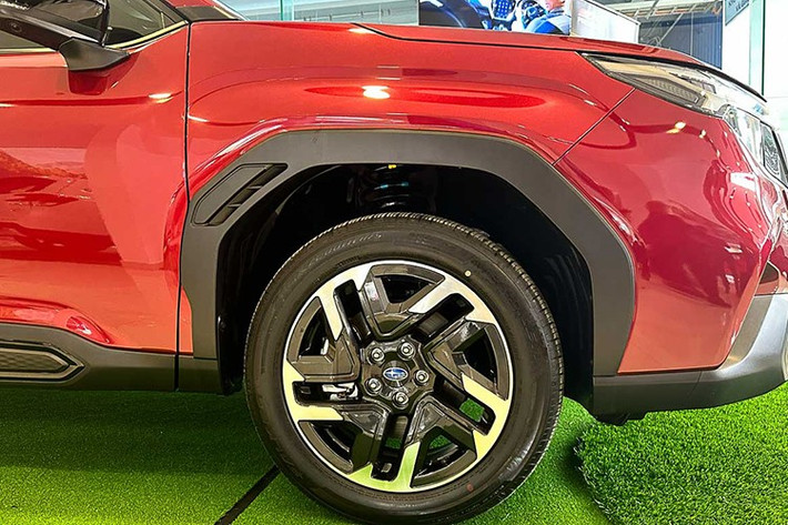 Forester 2026 sở hữu bộ mâm 18 inch đi kèm lốp 225/55 R18, bộ mâm được phay bóng 2 tông màu. Hệ thống treo trước MacPherson và sau tay đòn kép giúp xe vận hành êm ái, ổn định hơn, trong khi khung gầm Subaru Global Platform thế hệ mới tăng độ cứng vững tổng thể thêm 10%, và độ xoắn thân xe tăng tới 30%.