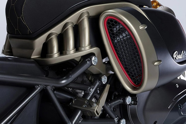 Chiếc xe là tác phẩm thiết kế của Massimo Tartarini, CEO của Italjet, người đã thành công trong việc truyền tải tinh thần scooter Ý cổ điển vào một dáng vẻ hoàn toàn mới mẻ, mạnh mẽ và hiện đại – đúng chất của dòng Dragster.