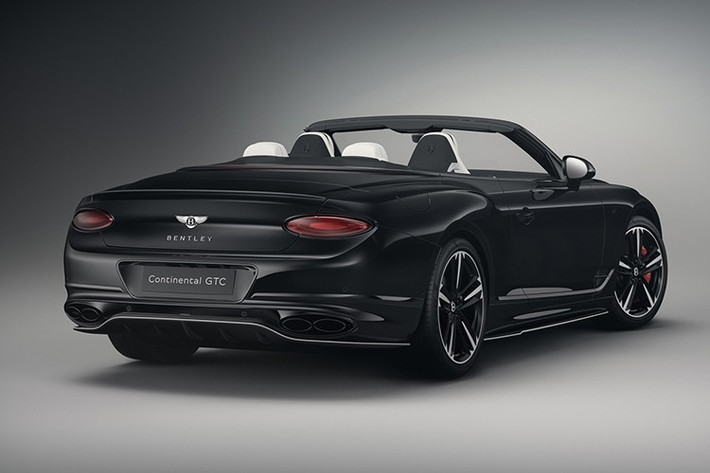 Xe có thể dễ dàng tăng tốc từ vị trí xuất phát đến 100 km/h chỉ trong 4 giây, trước khi đạt tốc độ tối đa 318 km/h. Khác với các xe Bentley Continental GT S V8 về nước trước đó, độc bản này có thể dễ dàng mở mui chỉ thông qua nút bấm trong khoang lái, thời gian để hạ cũng như đóng mui lại chỉ rơi vào tầm 14 giây.