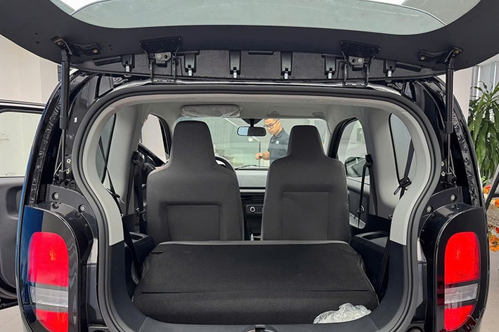 Nguồn cung cấp sức mạnh cho VinFast Minio Green là mô-tơ điện có công suất tối đa 20 kW và mô-men xoắn cực đại 65 Nm, cho phép xe đạt tốc độ tối đa 80 km/h. Pin của xe là loại lithium-ion có dung lượng khả dụng 18,5 kWh, cung cấp phạm vi di chuyển 210 km sau một lần sạc đầy theo tiêu chuẩn NEDC.