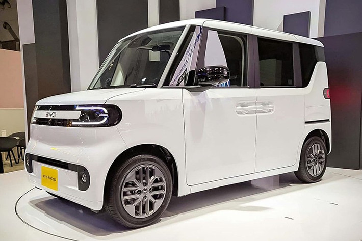 Tại Triển lãm Ô tô Tokyo 2025, BYD đã ra mắt chiếc kei car chạy điện đầu tiên, hướng đến thị trường Nhật Bản. Nó được gọi là Racco, nghĩa là "rái cá biển", và mặc dù không có thông tin gì về khả năng vượt qua ổ gà và những thứ tương tự, nhưng theo định nghĩa, nó là một chiếc kei car tuân thủ kích thước thân xe và công suất động cơ do chính phủ Nhật Bản quy định.