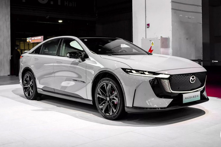 Tại triển lãm ô tô Auto Guangzhou 2025, Mazda EZ-6 phiên bản tay lái thuận đã chính thức ra mắt và được phát triển riêng cho thị trường Trung Quốc. Đây là kết quả hợp tác chiến lược giữa Mazda và ChangAn, dựa trên nền tảng của mẫu xe điện Deepal L07, nhưng được tinh chỉnh về thiết kế và công nghệ để tạo ra một mẫu sedan mang đậm phong cách Mazda.