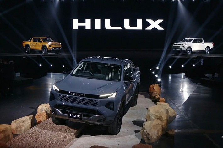 Mới đây, nhiều đại lý đã bắt đầu nhận đặt cọc cho phiên bản mới của dòng bán tải này, tiết lộ thời điểm giao xe vào khoảng tháng 1/2026 – tức kịp trước Tết Nguyên đán. Mức giá chính thức vẫn chưa được Toyota Việt Nam công bố, nhưng dự đoán từ 800 triệu và chạm ngưỡng 1,1 tỷ đồng.