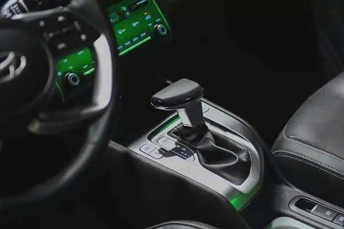 Bản cao sẽ được trang bị mâm 17 inch, bảng đồng hồ kỹ thuật số 10,25 inch, màn hình thông tin giải trí 10,25 inch, điều hòa tự động, sạc không dây, hệ thống âm thanh 6 loa, kết nối Bluelink, cảm biến áp suất lốp và 6 túi khí. Ngoài ra, các bản cao cấp còn có gói an toàn chủ động Hyundai SmartSense với những chức năng như hỗ trợ tránh va chạm điểm mù, phanh khẩn cấp tự động, hỗ trợ giữ làn đường...