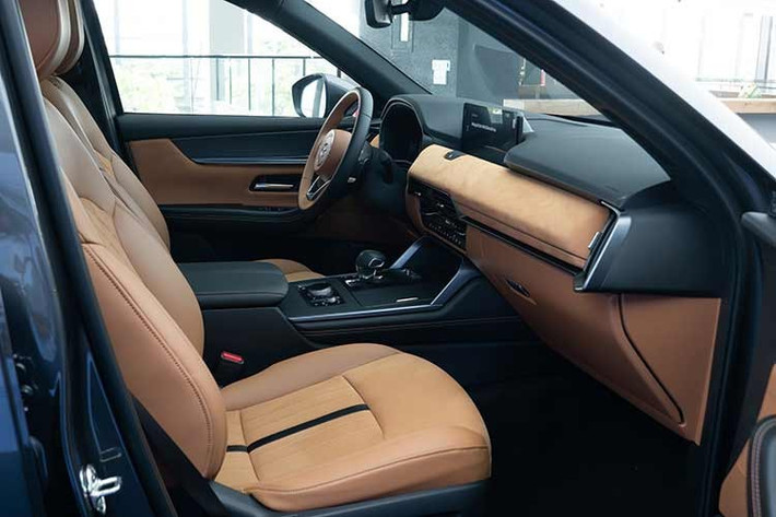 Xe còn có: điều hòa tự động độc lập cho cả ba hàng ghế, sạc không dây và hệ thống âm thanh Bose 12 loa. Cách bố trí không gian ưu tiên sự thoải mái cho hành khách, phù hợp với nhu cầu sử dụng gia đình hoặc di chuyển đường dài.