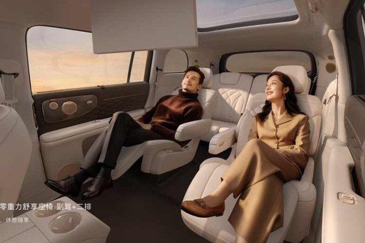 Trong khi các mẫu nhỏ hơn của IM Motors như IM5 và IM6 đi theo hướng xe thuần điện thì LS9 Hyper lại nằm trong phân khúc xe điện mở rộng phạm vi hoạt động (EREV). Dưới nắp ca-pô của mẫu xe này là động cơ xăng 4 xi-lanh tăng áp, dung tích 1.5L, tạo ra công suất tối đa 153 mã lực, nhưng chỉ làm nhiệm vụ sạc cho bộ pin có dung lượng 65,9 kWh.