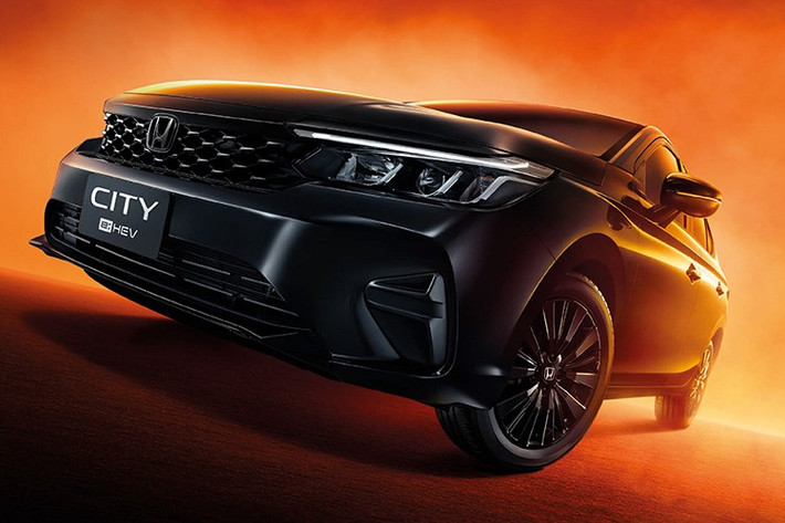 Mức giá xe Honda City e:HEV The Black Outshine 2026 cho hai màu sơn ngoại thất, gồm Crystal Black Pearl (giá 735.000 baht) và Platinum White Pearl (giá 739.000 baht). Hiện tại ở thị trường Việt Nam, chưa có dấu hiệu cho thấy Honda sẽ đưa phiên bản City e:HEV về nước.