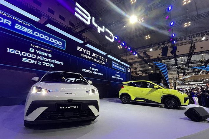 Xe có ba lựa chọn màu ngoại thất: xanh lá Sprout, Đen Cosmos và trắng Apricity, tất cả đều kết hợp với nội thất hai tông màu đen và xám. Chính sách bảo hành gồm: bảo hành xe 6 năm hoặc 150.000 km, pin 8 năm hoặc 160.000 km và cụm truyền động 8 năm hoặc 150.000 km.