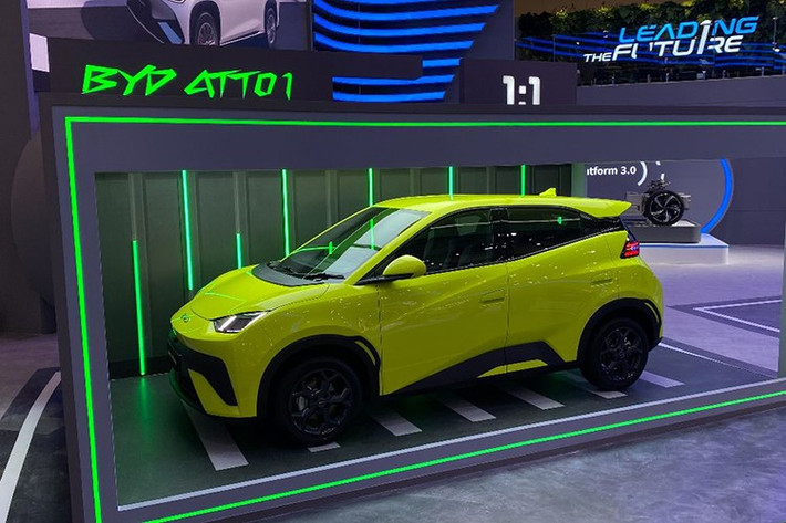 Cả hai phiên bản đều hỗ trợ sạc AC công suất tối đa 6,6 kW và sạc nhanh DC ở mức 30 kW (bản Dynamic) hoặc 40 kW (bản Premium). Tính năng V2L (dùng điện từ xe sạc cho thiết bị khác) cũng được trang bị tiêu chuẩn.