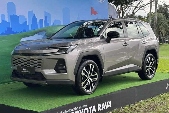 Cụ thể, Toyota RAV4 Hybrid 2026 tại Philippines sẽ được phân phối với hai phiên bản gồm ADV và LTD. Bản tiêu chuẩn RAV4 ADV HEV AWD CVT có giá 2,183 triệu Peso (tương đương 978 triệu đồng), mức giá được đánh giá là cạnh tranh hơn so với Honda CR-V Hybrid và Subaru Forester e-Boxer tại cùng thị trường.