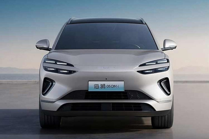 Theo dữ liệu đăng ký mới nhất, xe có mức tiêu thụ nhiên liệu chỉ khoảng 4,6 lít/100 km, trong khi mức phát thải CO₂ được kiểm soát ở con số cực thấp là 14,93 g/km. Đây là minh chứng cho nỗ lực của BYD trong việc nâng cao hiệu quả kinh tế cho người dùng mà vẫn đảm bảo các tiêu chuẩn môi trường khắt khe.