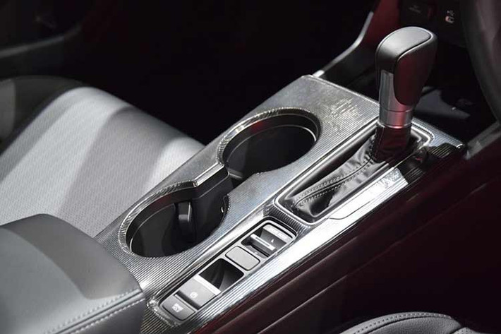 Tại thị trường Thái Lan, Honda Civic 2026 có 2 tùy chọn động cơ. Đầu tiên là máy xăng 4 xi-lanh, tăng áp, dung tích 1.5L với công suất tối đa 178 mã lực và mô-men xoắn cực đại 240 Nm, hộp số CVT.