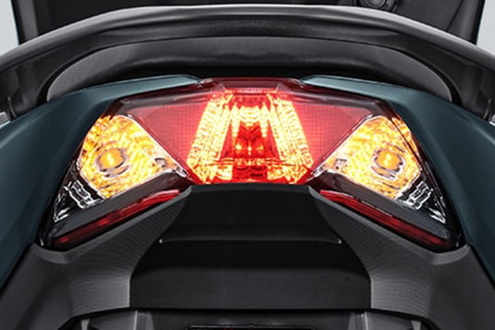 Xe cũng sở hữu cốp chứa đồ dung tích lớn (tương đương NMAX) – điểm cộng cực lớn với người dùng thường xuyên cần chứa mũ bảo hiểm cả đầu, áo mưa, hoặc đồ cá nhân.