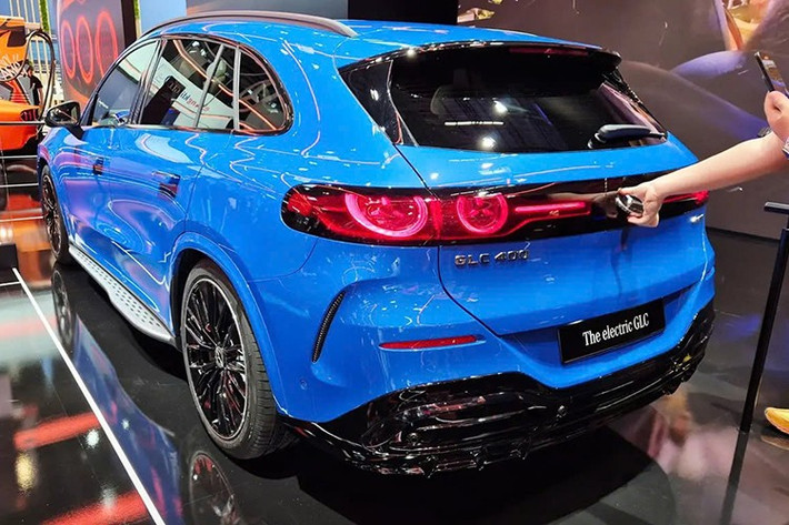 So với bản dùng động cơ xăng, Mercedes-Benz GLC EQ có kích thước lớn hơn đáng kể, xe có chiều dài x rộng x cao lần lượt là 4.845 x 1.913 x 1.644 mm, cùng chiều dài cơ sở 2.972 mm.