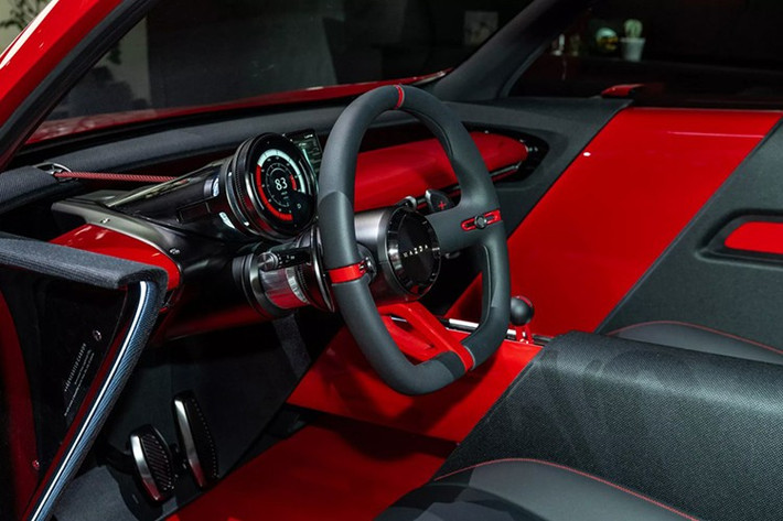 Điểm đặc biệt nhất của Vision-X Compact nằm ở hệ thống trí tuệ nhân tạo được Mazda phát triển như một “người bạn thực thụ”. AI không chỉ hỗ trợ các thao tác cơ bản mà còn được thiết kế để tạo mối quan hệ cảm xúc với người lái.