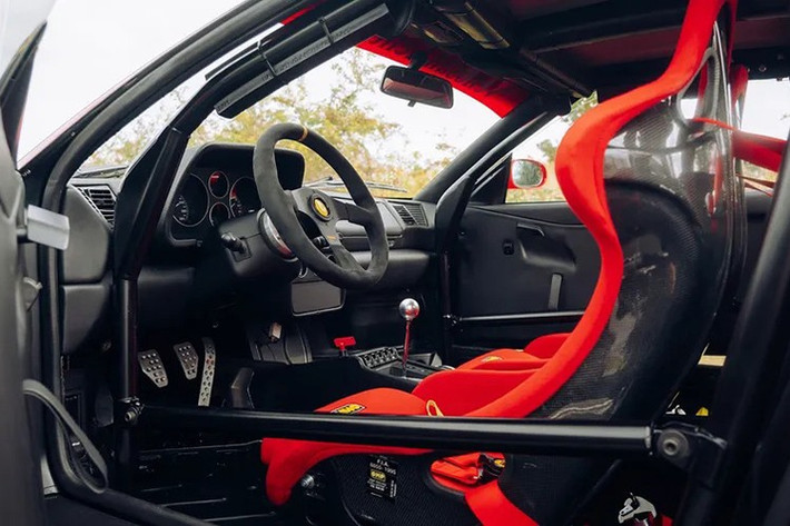 Để chiếc xe luôn trong tình trạng hoàn hảo, chủ nhân đã thực hiện bảo dưỡng và đại tu toàn diện với động cơ được tháo rời. Chi phí để bảo trì F355 nổi tiếng là siêu đắt đỏ.