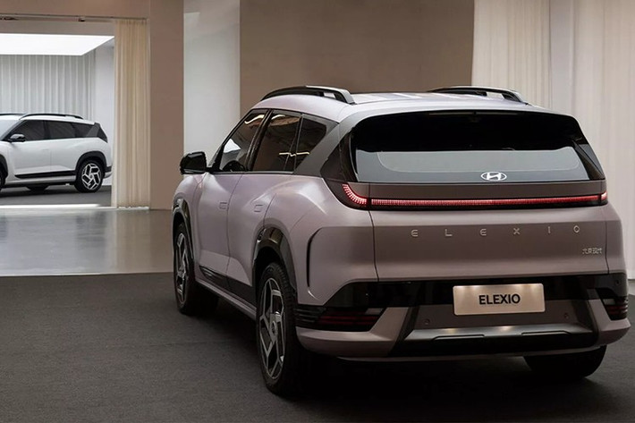 Elexio không chỉ là một mẫu xe Hyundai; nó còn là ngọn hải đăng báo hiệu hướng đi của thương hiệu. Công ty gọi đây là một "cột mốc chiến lược" trong kế hoạch điện khí hóa năm 2030, với nhiều xe NEV (xe năng lượng mới) hơn nữa — bao gồm cả sedan và SUV — đang được phát triển.