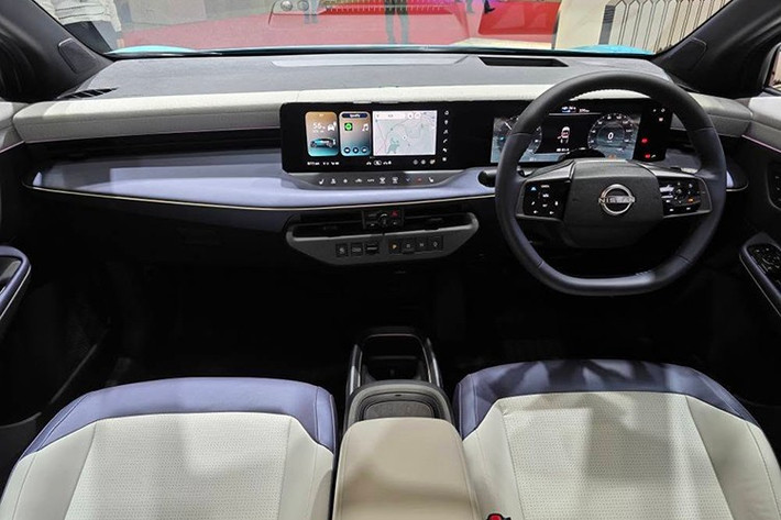 Nội thất của Nissan LEAF 2026 được trang bị hai màn hình 12,3 inch, hệ thống âm thanh BOSE 10 loa, đèn nội thất 64 màu, tích hợp Google Built-in và hỗ trợ Apple CarPlay/Android Auto không dây.