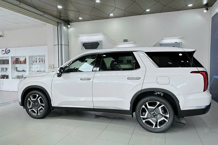 Theo đó, dòng SUV cỡ lớn Hyundai Palisade hiện đang được đại lý giảm giá mạnh tay, lên đến 220 triệu đồng ở bản Exclusive 6 chỗ. Giá bán sau giảm của bản này chỉ còn 1,259 tỷ đồng thay cho mức niêm yết 1,479 tỷ đồng.