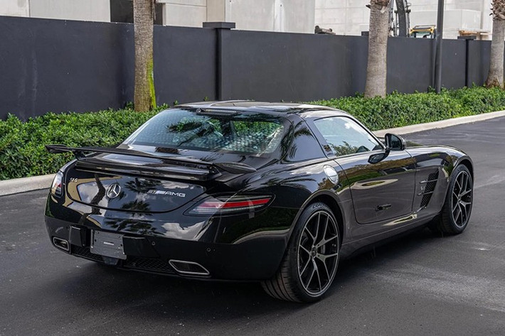 Trong khi AMG GT kế nhiệm là mẫu xe thay thế SLS mang phong cách tương tự, động cơ V8 tăng áp mạnh mẽ và chia sẻ nền tảng với chiếc Mercedes SL convertible mềm mại hơn. Đồng nghĩa là chiếc xe thiên về xe thể thao hơn là hiệu suất mạnh mẽ như siêu xe.