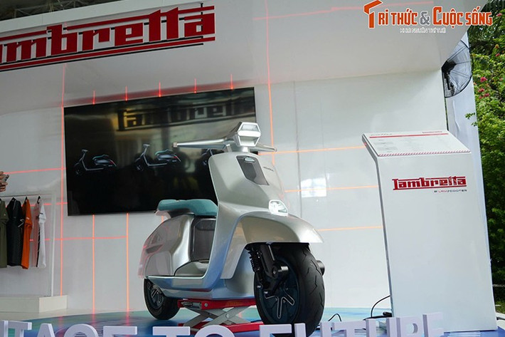 Tại sự kiện ra mắt đầy ấn tượng của thương hiệu Lambretta tại Việt Nam, có sự góp mặt của mẫu xe tay ga thuần điện Elettra, mẫu xe máy điện đặc biệt này từng được giới thiệu lần đầu tại triển lãm EICMA 2023.