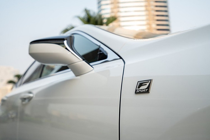 Nhờ giá niêm yết mới, Lexus ES sẽ được cải thiện khả năng cạnh tranh với những đối thủ cùng phân khúc như BMW 5-Series và Mercedes-Benz E-Class. Hiện BMW 5-Series có giá niêm yết dao động từ 2,589 - 3,099 tỷ đồng trong khi con số tương ứng của Mercedes-Benz E-Class là từ 2,099 - 2,950 tỷ đồng.