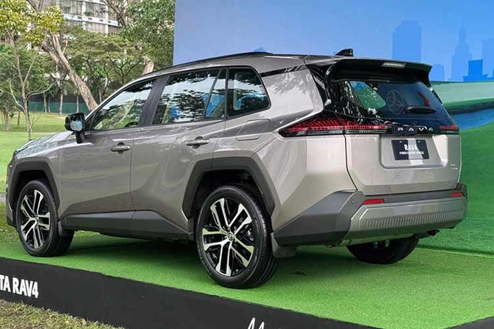 Dựa trên mẫu xe trưng bày trước đó, RAV4 2026 có nhiều thay đổi về thiết kế ngoại thất. Phần đầu xe mang phong cách gần với các dòng Toyota thế hệ mới như Corolla Cross hay Hilux, trong khi cụm đèn chiếu sáng chịu ảnh hưởng từ Camry.