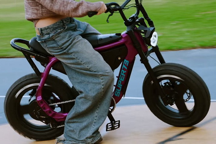 Super73 MZFT sở hữu bộ lốp béo mang lại cảm giác chắc chắn, tự tin, cho phép bạn chạy trên đường sỏi hoặc đường đất nhẹ nếu muốn đổi gió. Bạn có lẽ sẽ không đưa nó leo núi off-road, nhưng nó hoàn toàn hợp với công viên, khuôn viên trường học hay thậm chí là những địa điểm chuyên chơi xe đạp BMX.