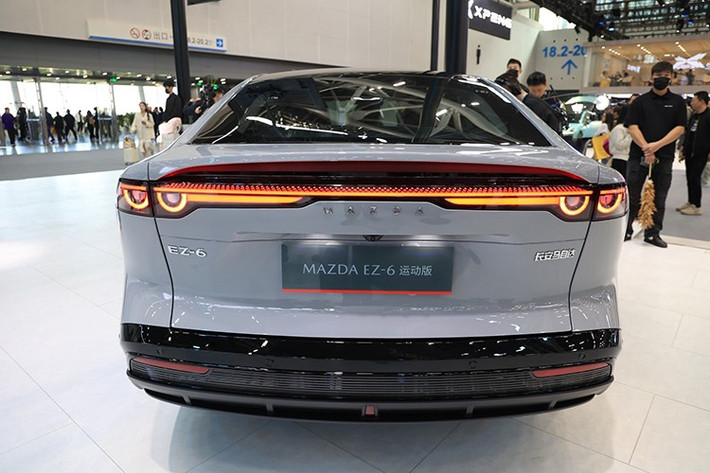 Dù Mazda 6e sẽ được phân phối chính hãng tại Thái Lan, hiện tại xe vẫn sẽ được nhập khẩu nguyên chiếc từ Trung Quốc, chưa có kế hoạch lắp ráp trong nước. Điều này xuất phát từ chính sách ưu đãi hiện hành của chính phủ Thái Lan, cho phép xe điện 100% nhập khẩu từ Trung Quốc được hưởng thuế suất 0%, tạo điều kiện lý tưởng cho các hãng xe điện mở rộng thị phần.