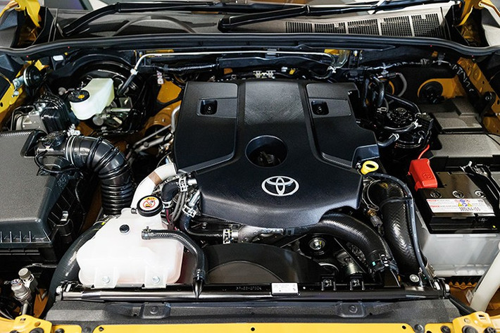 Hilux thế hệ mới duy trì khối động cơ 2.8L diesel tăng áp mã 1GD-FTV, cho công suất tối đa 204 mã lực và mô-men xoắn 500 Nm (hộp số tự động 6 cấp). Phiên bản hộp số sàn giới hạn mô-men xoắn ở mức 420 Nm. Xe có tùy chọn dẫn động cầu sau hoặc hệ dẫn động 4 bánh bán thời gian kèm khóa vi sai sau.