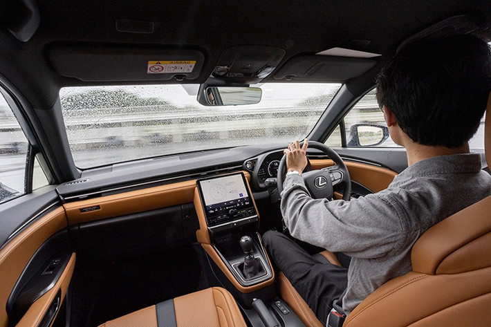 Khách hàng cũng có thể lựa chọn LBX Morizo RR Original Edition bản hộp số sàn 6 cấp EA67F hoặc hộp số tự động 8 cấp UC80F "GR-DAT", kết hợp cùng hệ thống dẫn động 4 bánh. Chiếc xe không trang bị cơ cấu hybrid và hộp số eCVT như phiên bản tiêu chuẩn.