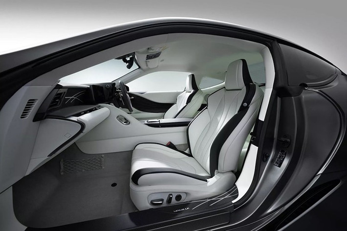 Bản mui trần lại được tinh chỉnh theo hướng êm ái và giảm xóc tốt hơn. Giống như phiên bản Aviation Special ra mắt năm trước, một cánh gió sau cố định làm từ polymer gia cố sợi carbon cũng đã được lắp đặt cho cả bản coupe và mui trần.