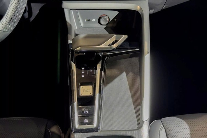 Khả năng vận hành của ZS HEV được đánh giá ổn định, phù hợp cả trong đô thị lẫn cao tốc, với vận tốc tối đa đạt 168 km/h. Mức tiêu thụ nhiên liệu trung bình chỉ khoảng 5,1 lít/100 km – một con số đáng chú ý trong phân khúc SUV cỡ B.