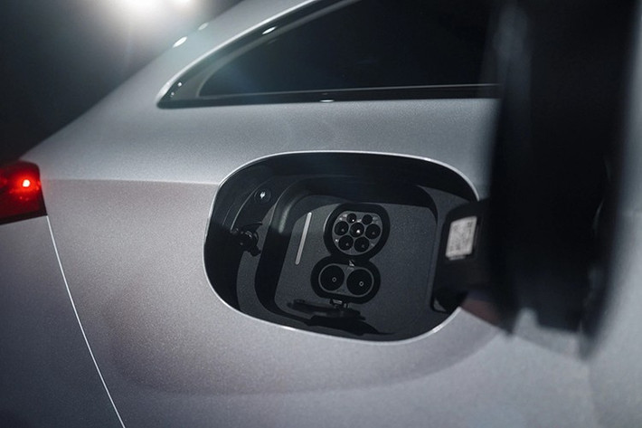 Cả hai phiên bản đều sử dụng pin lithium-ion NMC dung lượng 85 kWh, cho phạm vi hoạt động ấn tượng lên tới 761 km (CLA 250+) và 730 km (CLA 350 4MATIC) theo chuẩn WLTP. Xe hỗ trợ sạc AC tối đa 22 kW và sạc nhanh DC tối đa 320 kW, cho phép xe đi thêm khoảng 300 - 310 km chỉ sau 10 phút sạc.