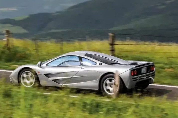 Chiếc McLaren F1 này trải qua đúng ba đời chủ, chạy chưa đến 6.500 miles, 10.460 km từ khi mới mua, số khung SA9AB5AC1V1048062, quả là một con số ấn tượng. Là một cư dân của Vùng Vịnh San Francisco từ năm 1997, chiếc F1 này ban đầu được giao cho một người tên là Larry - ông một doanh nhân người Mỹ, là CEO của tập đoàn Oracle.