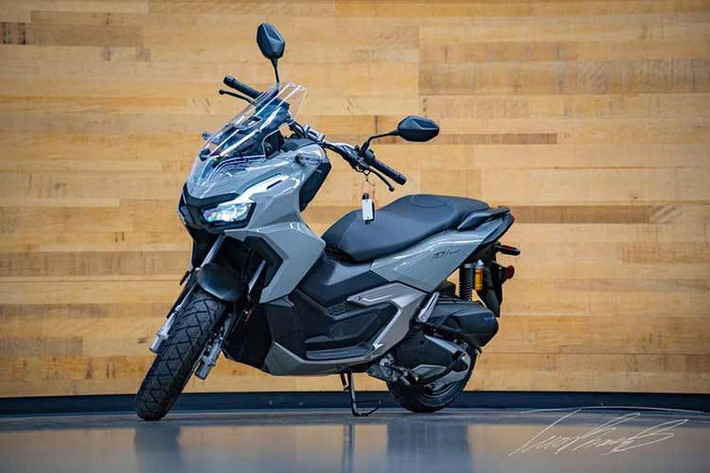 Với định vị là chiếc xe ga đa dụng cao cấp, Honda ADV160 vốn được tích hợp các trang bị cao cấp bậc nhất của hãng. Xe sở hữu lối thiết kế đặc trưng để vừa có thể thoải mái khi di chuyển trên phố, vừa thuận tiện khi thực hiện các hành trình dài. Ở phiên bản Honda ADV160 RoadSync 2026, xe được bổ sung hệ thống Honda RoadSync, vốn cũng đã được cập nhật ở các thị trường khác.